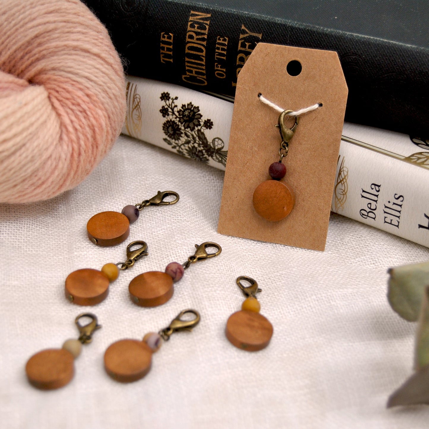 Natural mookaite and wood stitch marker - Repère tricot en mookaite naturelle et bois